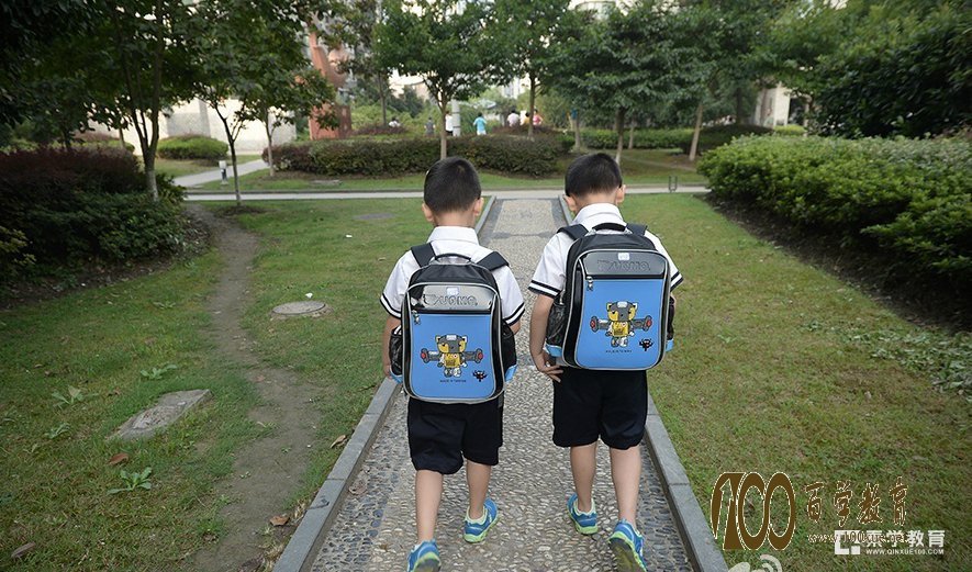 他俩幼儿园就在同一个班,小学将延续同班的状态